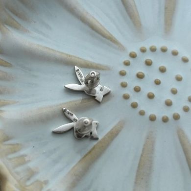 Серьги пусеты зайчики серебряные с золотыми пластинами и белыми цирконами