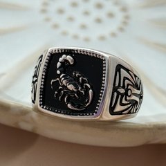 Печатка серебряная мужская Знак зодиака Скорпион массивная с черной эмалью