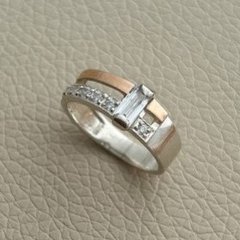 Серебряное кольцо с золотыми вставками и прямоугольным белым цирконом