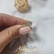 Золотое кольцо для помолвки тонкий профиль с белым фианитом посередине